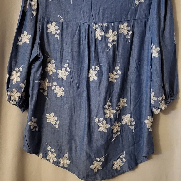 ANA & ROSE  blue and white embroidered floral top - Picture 3 of 5